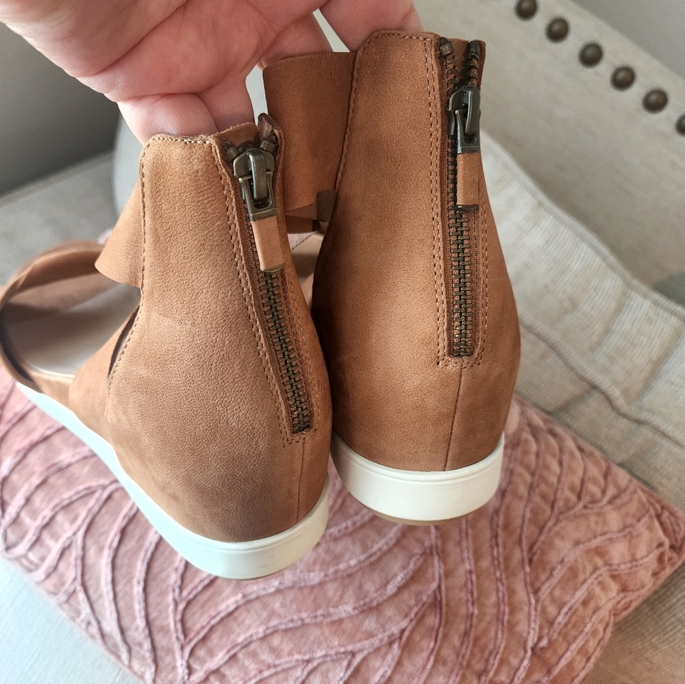 Eileen Fisher Women's Tan Sandals - Picture 10 of 10